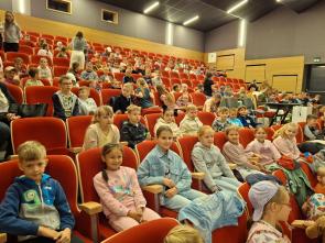 Niezapomniana teatralna podróż klas 1-3.