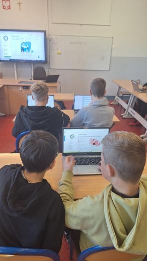 Odkrywamy świat zawodów z Mapą Karier – doradztwo zawodowe w klasie 7a